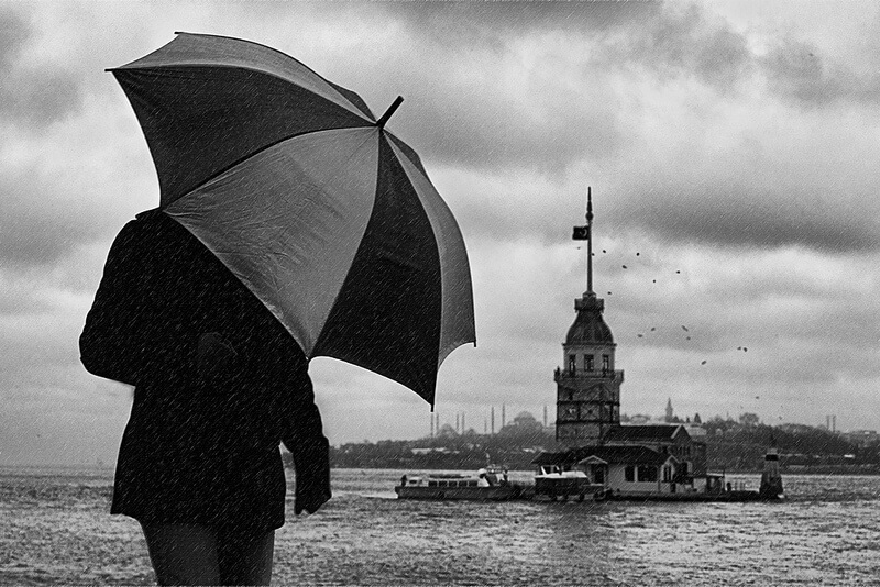 guarda-chuva holding homem; fotos preto e branco