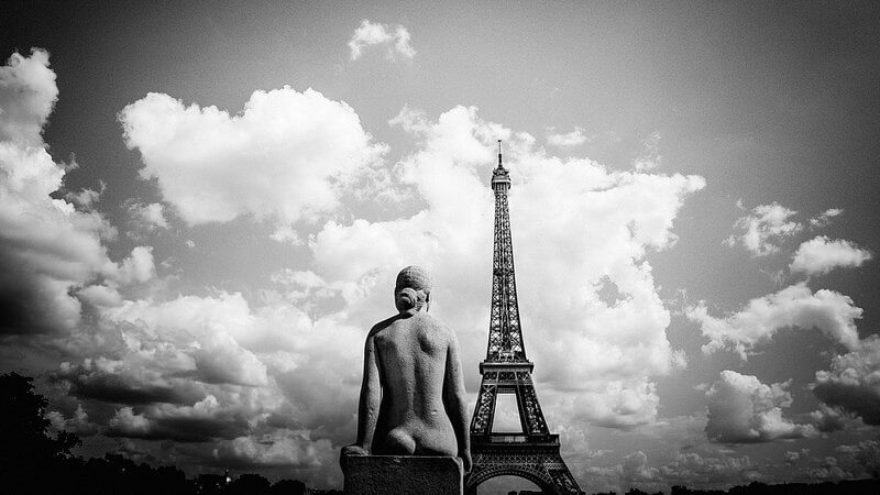 senhora despida na frente da torre Eiffel; fotos preto e branco