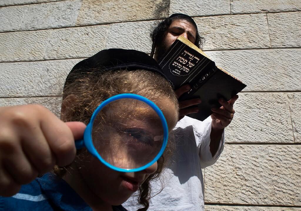 ilan Ben yehuda boy magnifying glass