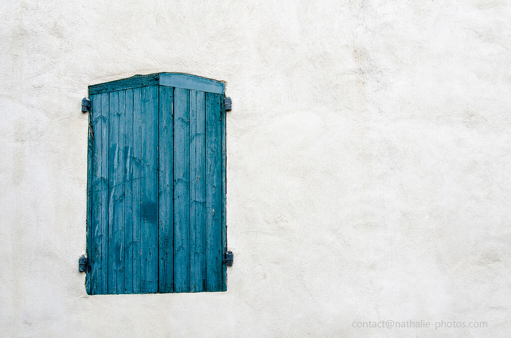 Минимализм в фотографии ||
Nathalie - Summer closed shutters